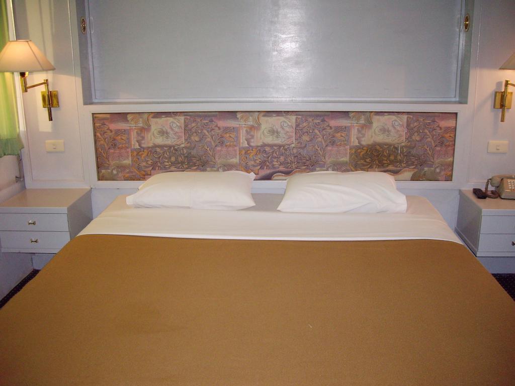 Lopburi Inn Hotel Δωμάτιο φωτογραφία